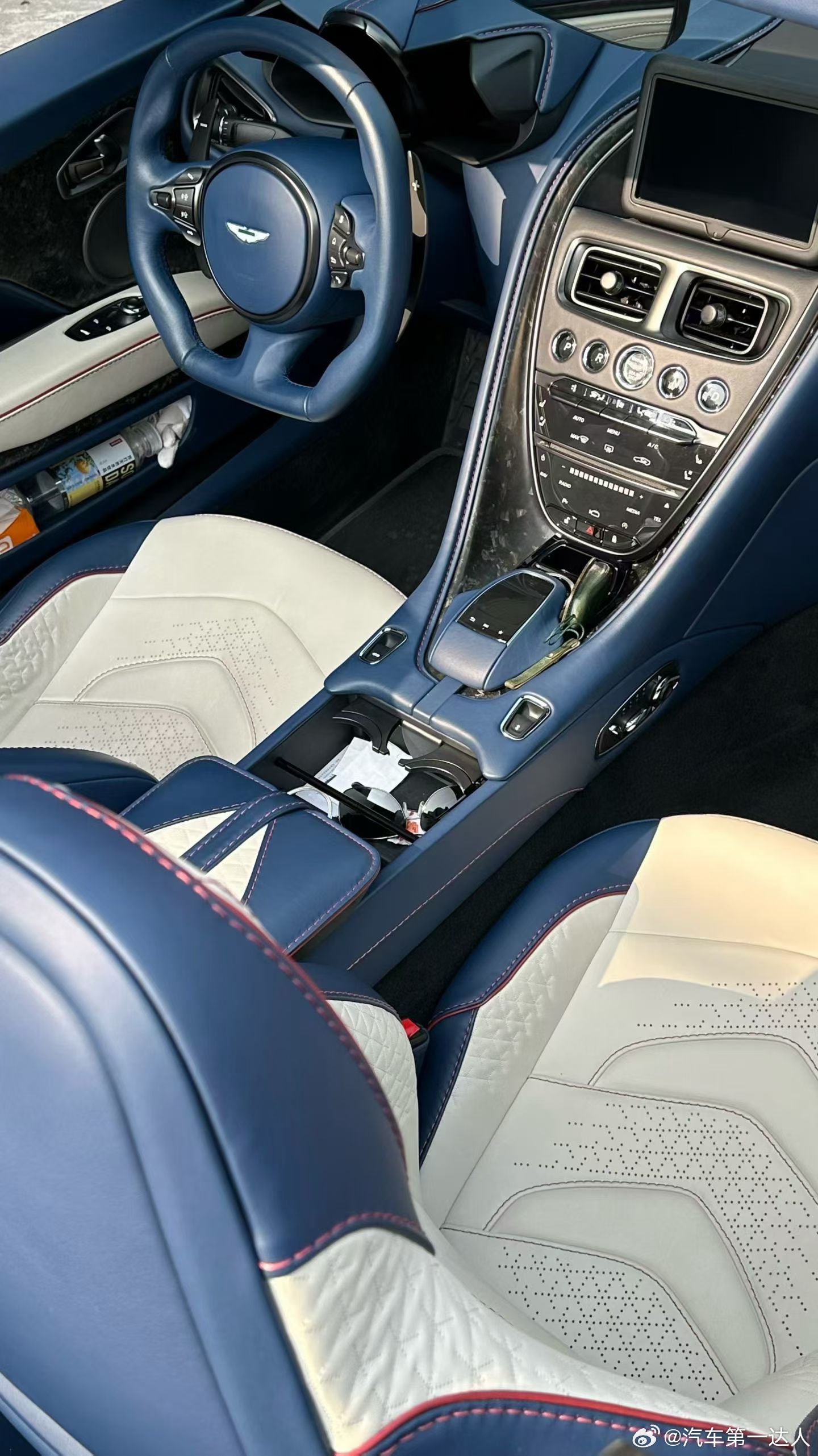 阿斯顿马丁DBS敞篷，特殊车型与配置、高定配色、23年上牌9000公里 