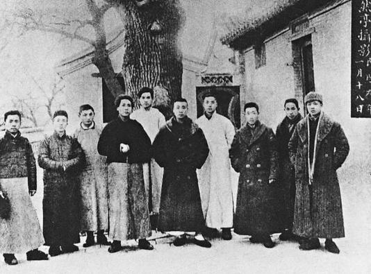 刷到一个问题突然卡壳：毛泽东的入党介绍人是谁？第一反应是 —— 这还用问，入党不
