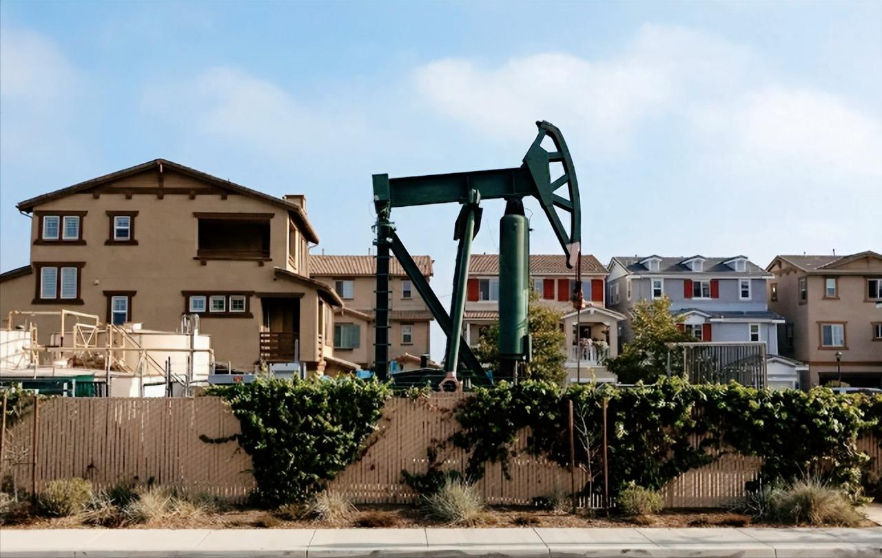 眼看油价一路飙高，特朗普政府急着“找油”，转头就盯上加州大片公共土地，计划放开8