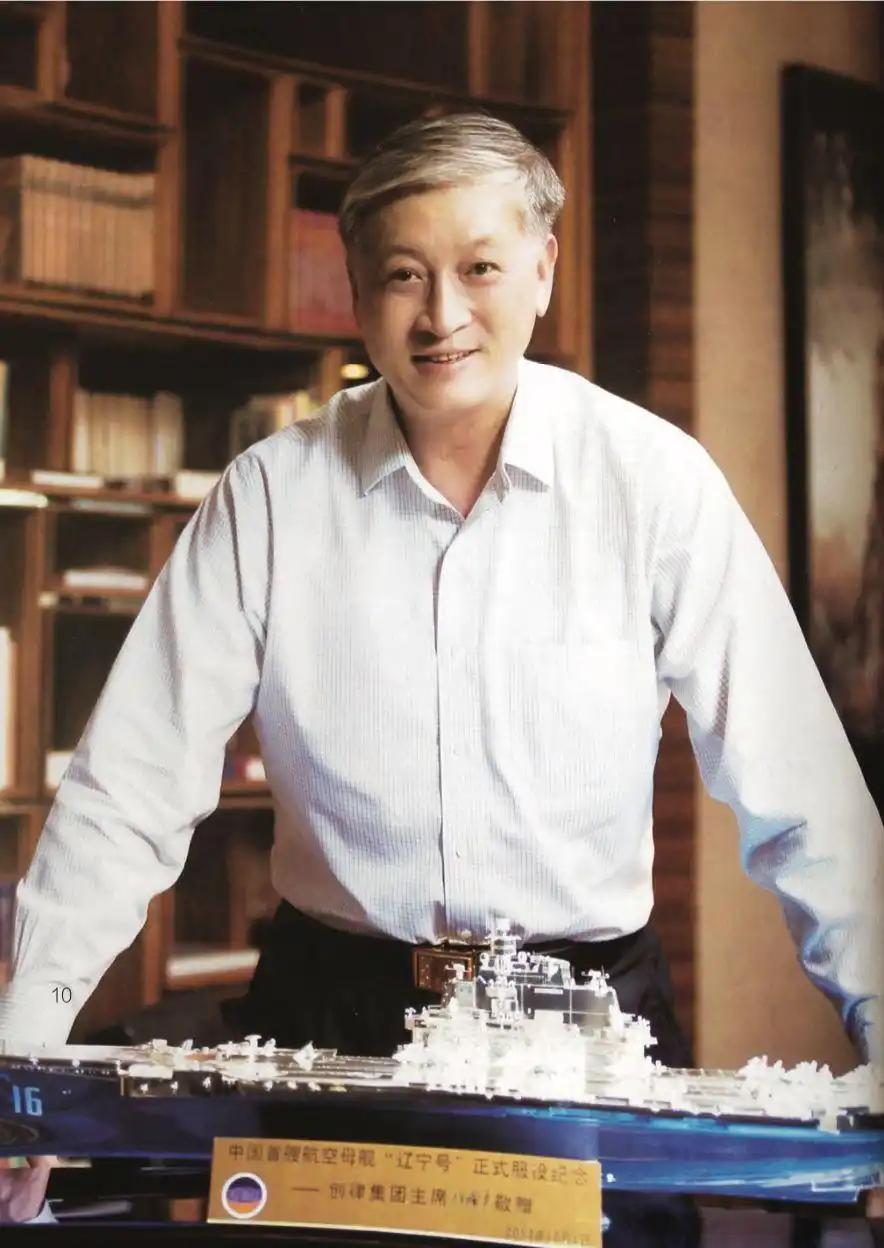 1998年，香港，贺龙之子贺鹏飞，看四下没人，闪身冲进一间商人办公室，凑到那人耳