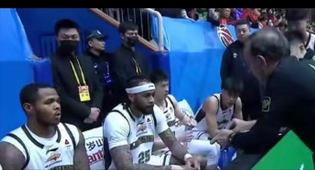 辽宁队乌戈执教辽宁队对阵四川队，乌戈不死心还在给亨特上场机会。

可惜亨特还是那