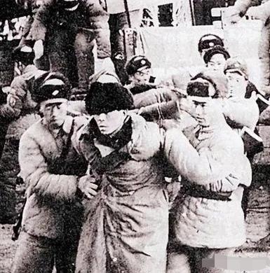 1978年的浙江黄岩县宁溪村，几名公安干警撬开村民王金英家卧室的青石板，发现石板