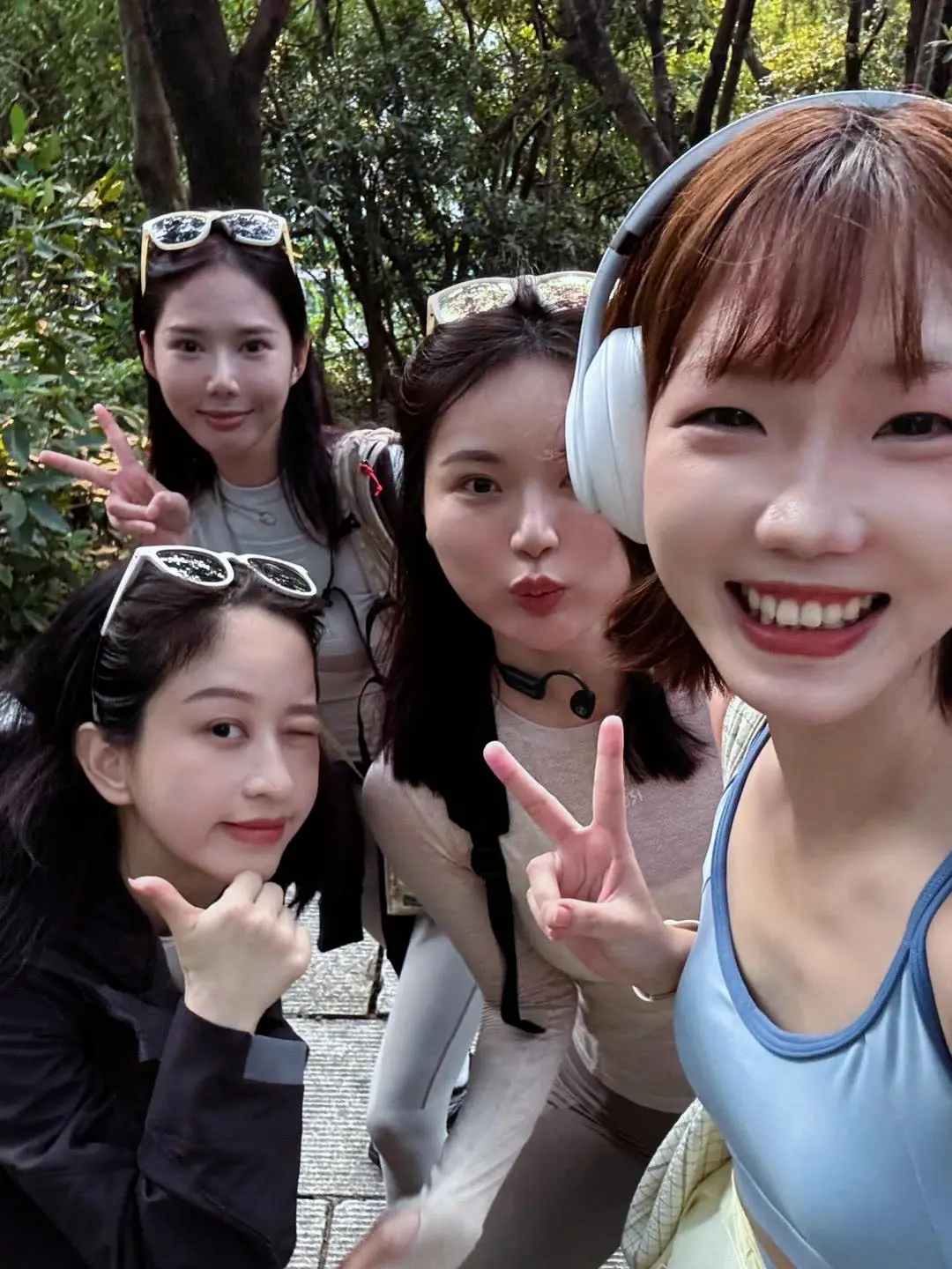 爬山女团