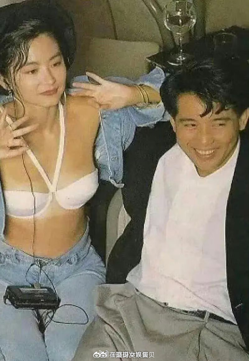 1980年，林青霞与秦汉合影，他们当时正在热恋中。插一嘴，那个时候就已经这么敢穿