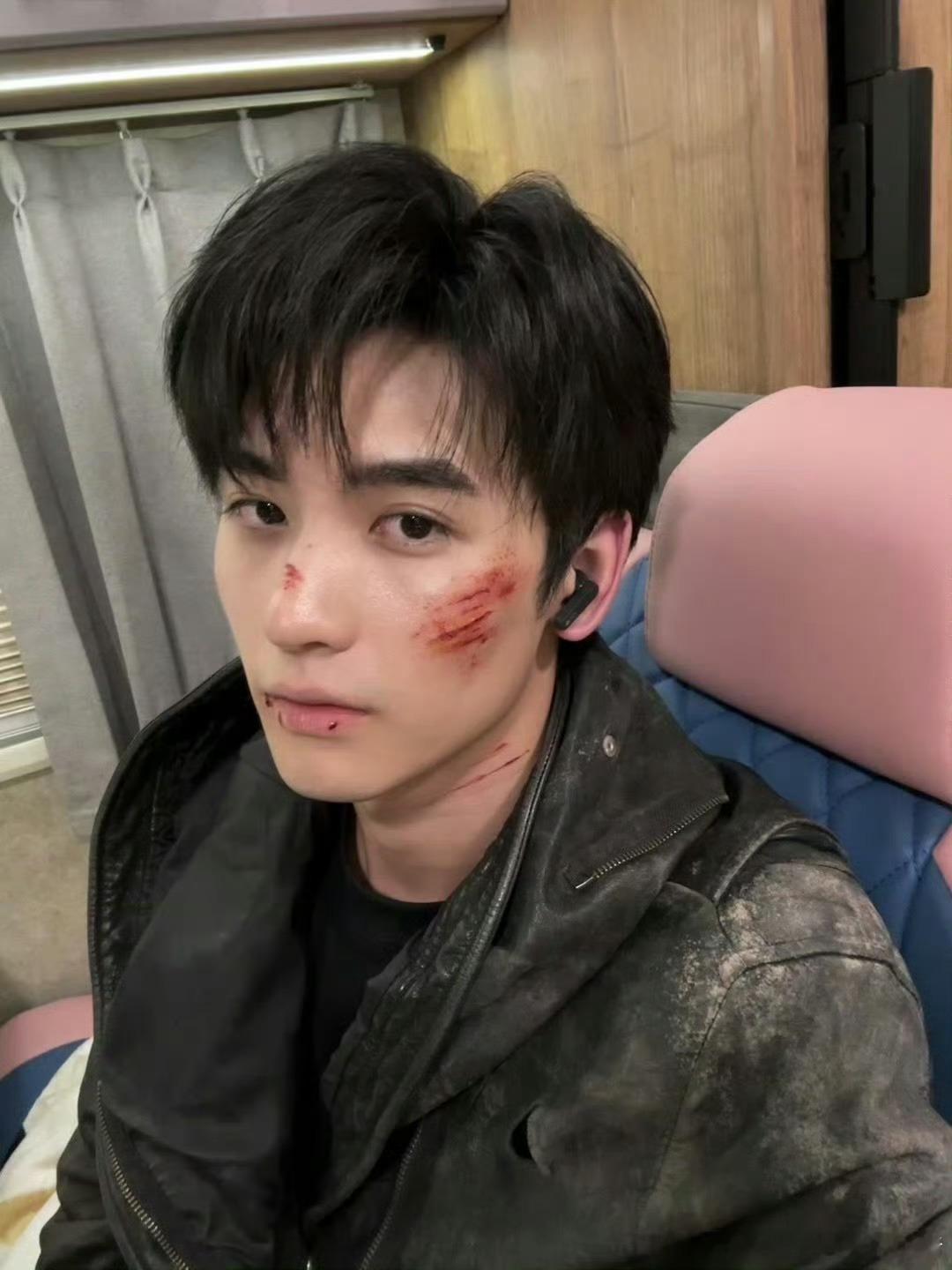 演员黄俊捷可塑性着实太强了，戴上眼镜真的好痞帅😋😋 