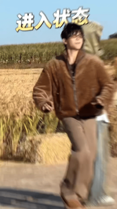 白敬亭跳着跳着跳进王安宇怀里了 这段舞蹈虽然有点“突如其来”，但我怎么觉得白敬亭