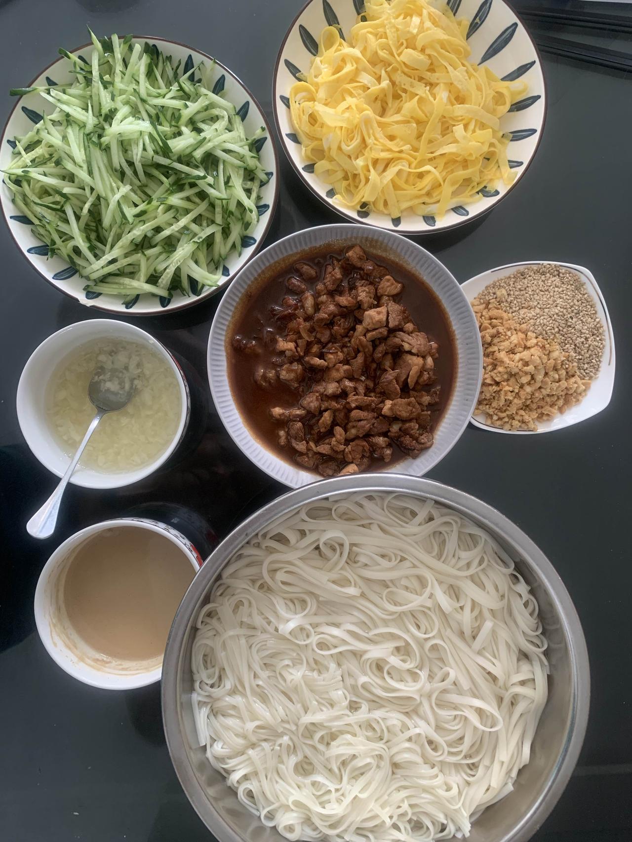 打卡今日晚餐
今晚吃的很简单—凉面：干面条煮熟（九分软），净水器过滤的水淘两遍，