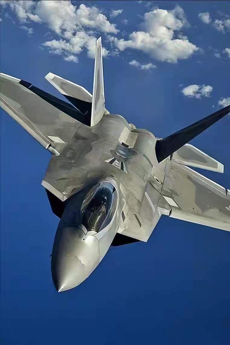 2月25日消息，当地时间24日，美军部署的12架F - 22战斗机从英国起飞，前