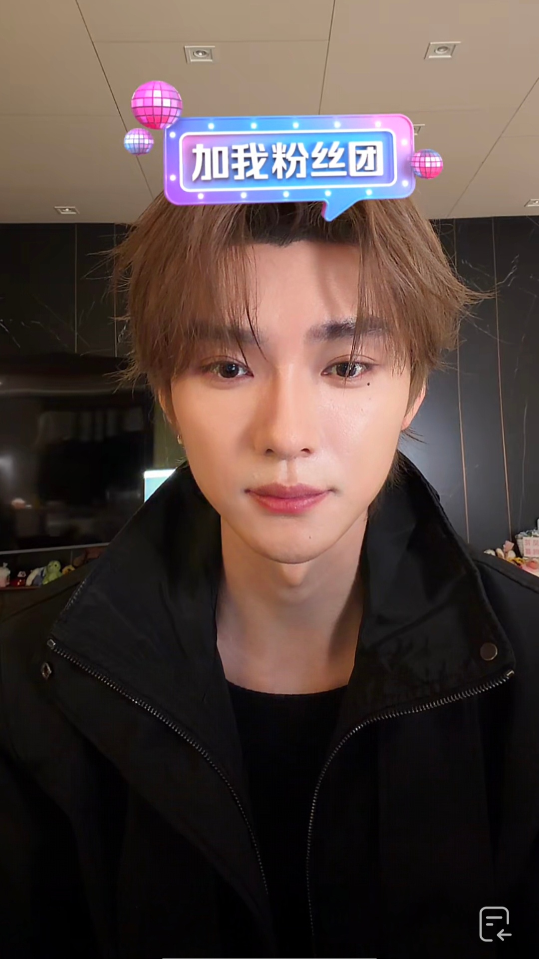 一类是不是涂发际线粉了 