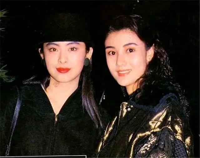 一直觉得李嘉欣不太懂打扮，她的私服有点花里胡哨的意思。她适合华丽有气场的衣服，但