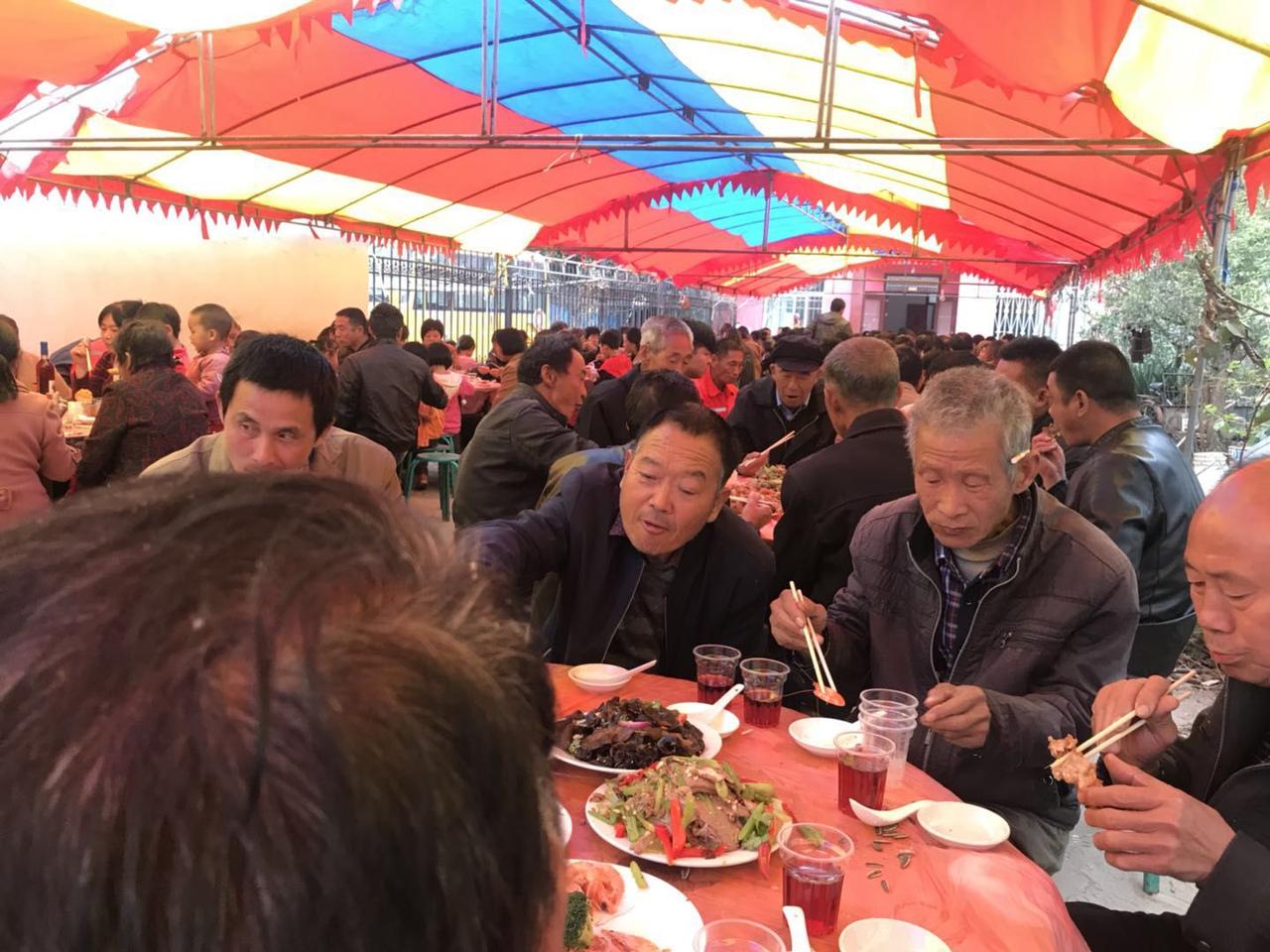 农村随礼的风气真邪乎！这次回老家，姐跟我说，她今年光随礼已经花掉小4000元了。