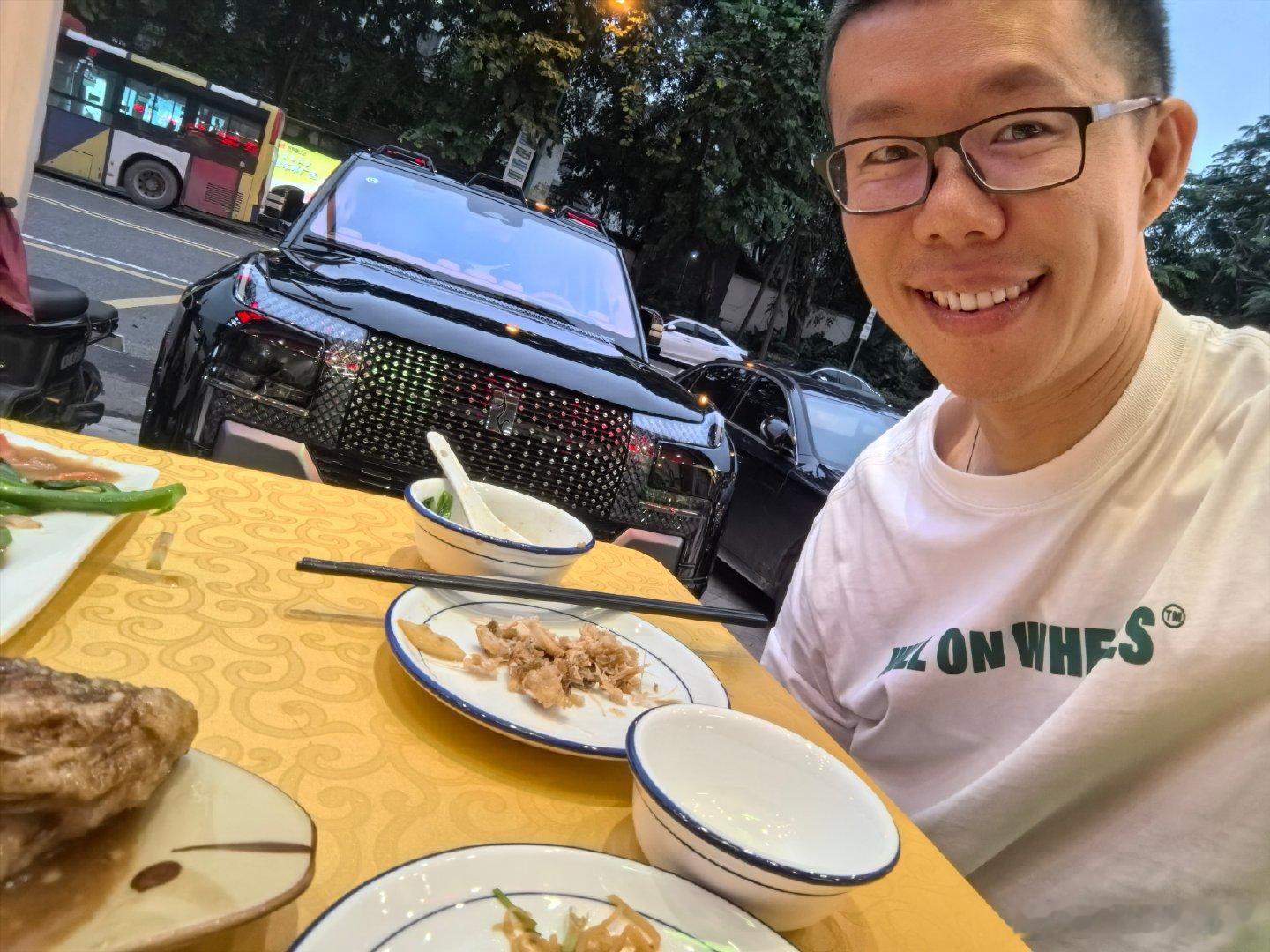 有多少人像我一样，吃饭总喜欢选看得到车的位置[笑而不语] ​​​