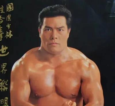 1964年李小龙和武术指导黄家达一言不合就大打出手，黄家达是泰拳冠军，是当过飞虎