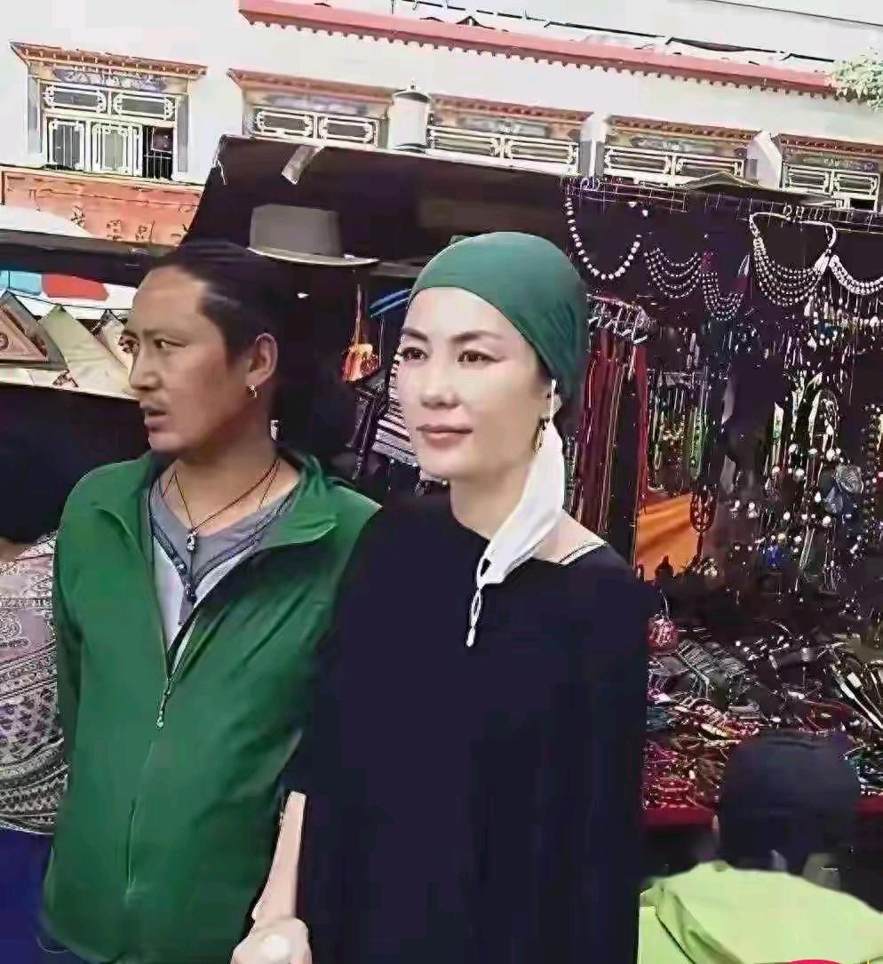 56岁的王菲再次现身西藏拉萨的八廓街‌。她身穿褪色黑袍、头裹绿色头巾，混在八廓街