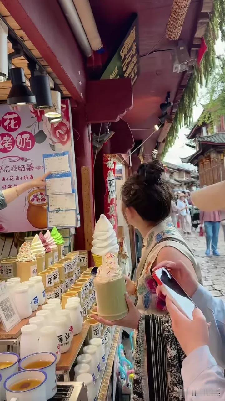 丽江古城48元冰淇淋后续，7月5日，一女孩在古城茶饮店买了一个冰淇淋，付了9块9