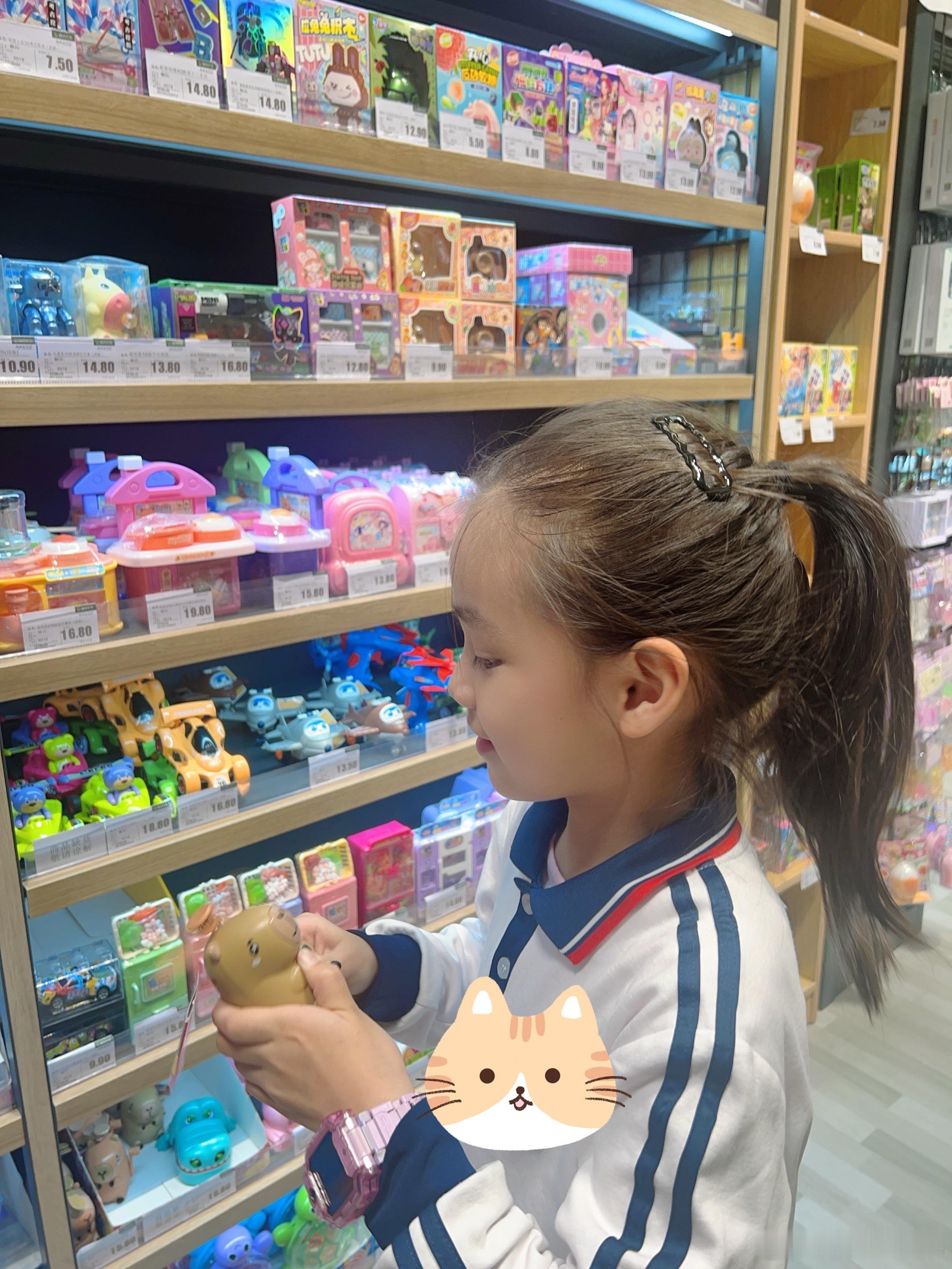 米米放学后约了同学去轮滑，接着吃晚饭～吃完饭逛逛超市  再回去写剩下的一些作业孩