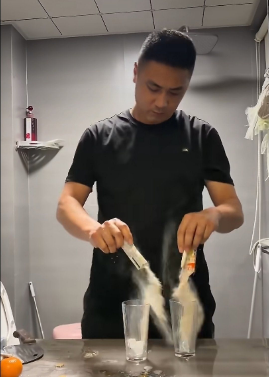 一个模仿印度人制作饮料的视频火了别的不说，这厕所背景有那味儿，只是过于干净了，而