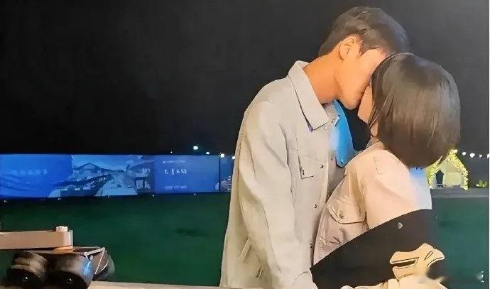 终于明白为什么现在的电视剧只拍上半身，看了花絮实在是太尴尬了……[二哈] ​​​