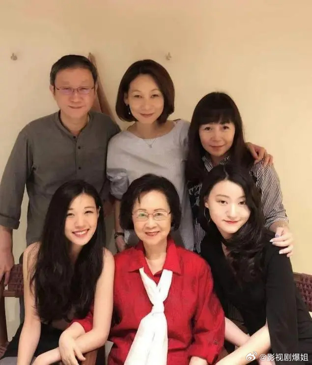 琼瑶全家福，儿子是她和第一任老公所生，两个孙女长得挺像奶奶的鹅蛋脸。  