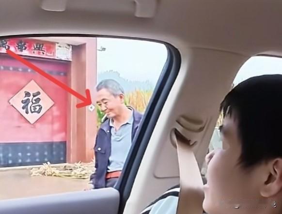 那副网红夫妇寻亲视频里
老爷子最后这个表情真是五味杂陈
从初见的惊喜到请进屋的热