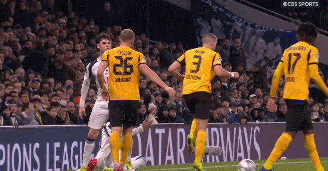 比赛吹停后，多特蒙德两人轮番夹击阿奇·格雷，初生牛犊不怕虎，格雷直接上去硬刚，吃