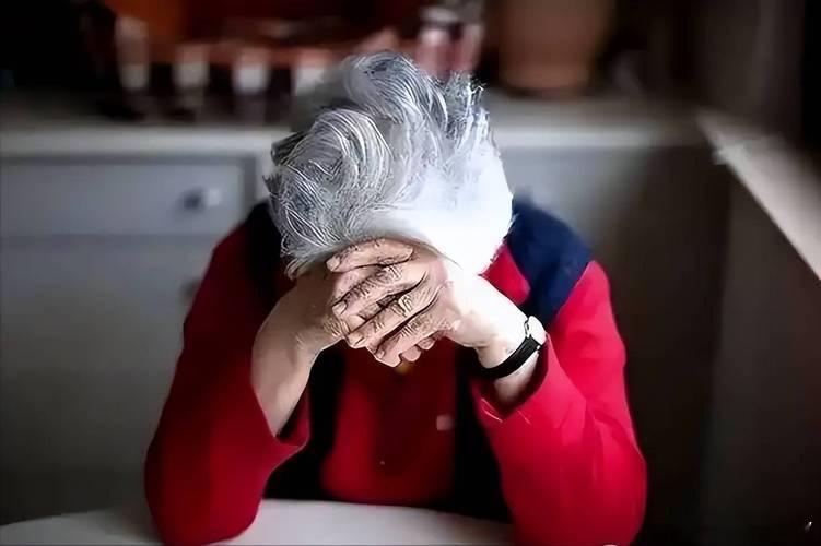 饭后的黄昏·默斋主人原创散文晚餐落毕，碗碟一一撤去，客厅便浸进一片安稳的宁静。窗