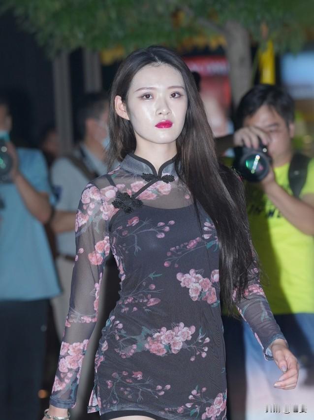 晒图笔记大赛谁说旗袍只能是温婉端庄的代名词？今夜的我，偏爱这暗夜里的绽放。黑色网