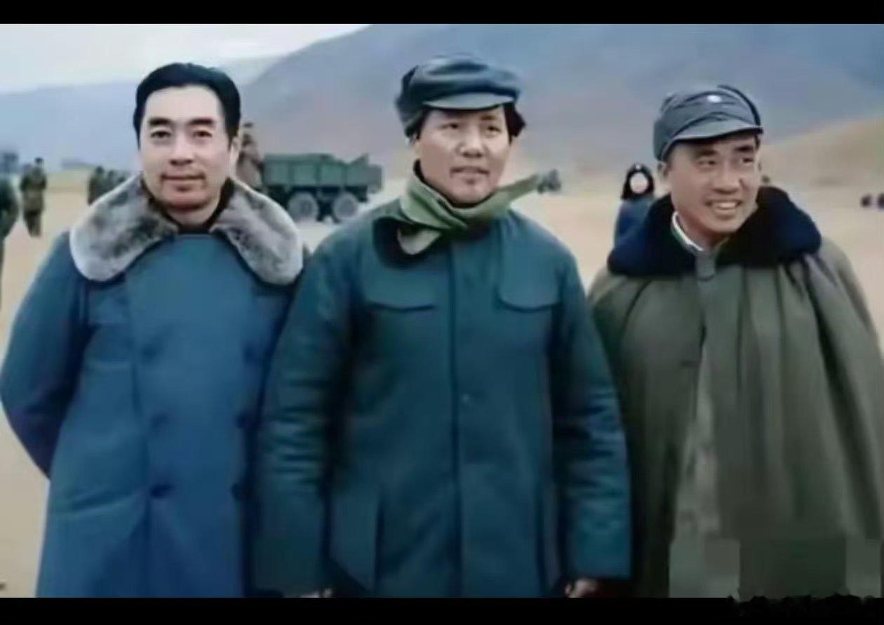 1946年冬，老哥仨在延安留影，地表最强组合 