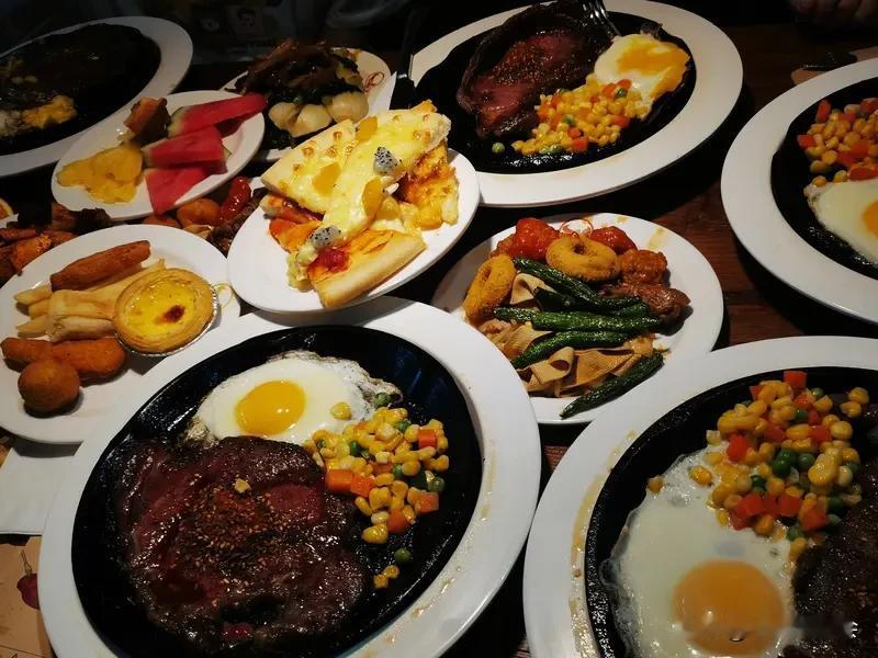 大家吃饭频率差异还挺大的。现在很多年轻人受间歇性禁食、轻断食理念影响，觉得一天吃