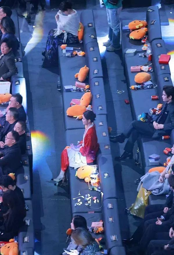 今晚最搞笑的是倪妮独享豪华单人沙发 