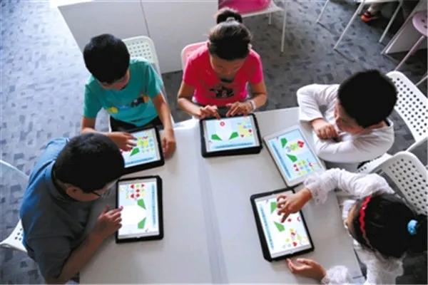 现在把线上教育吹得神乎其神了，前阵子我也体验了一下线上课程，说实话，都不让我满意