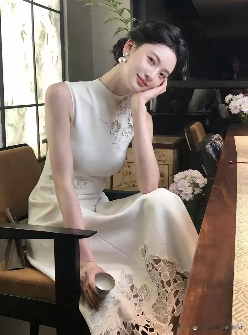 人到中年才醒悟，
不必刻意讨好任何人。
圈子精简，相处舒心，比什么都重要。
中年