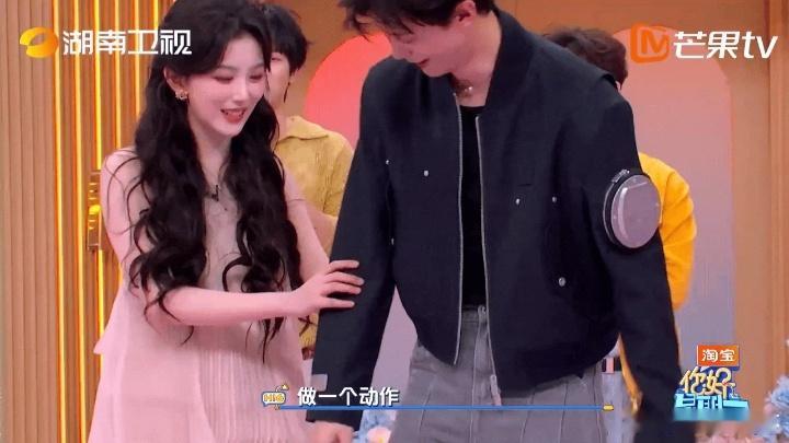 孔雪儿羞到躲进邓凯怀里孔雪儿听邓凯说和她搭档开心的反应 邓凯在好六放大招说和她搭