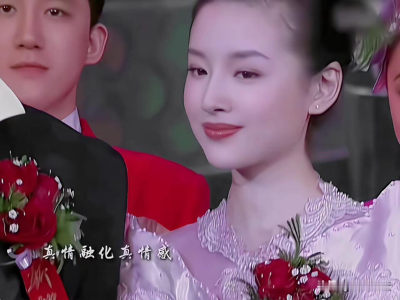 年轻时的董洁好美，
怎么看上《士兵突击》中的王大治的？
好好的一个冰清玉洁的人，