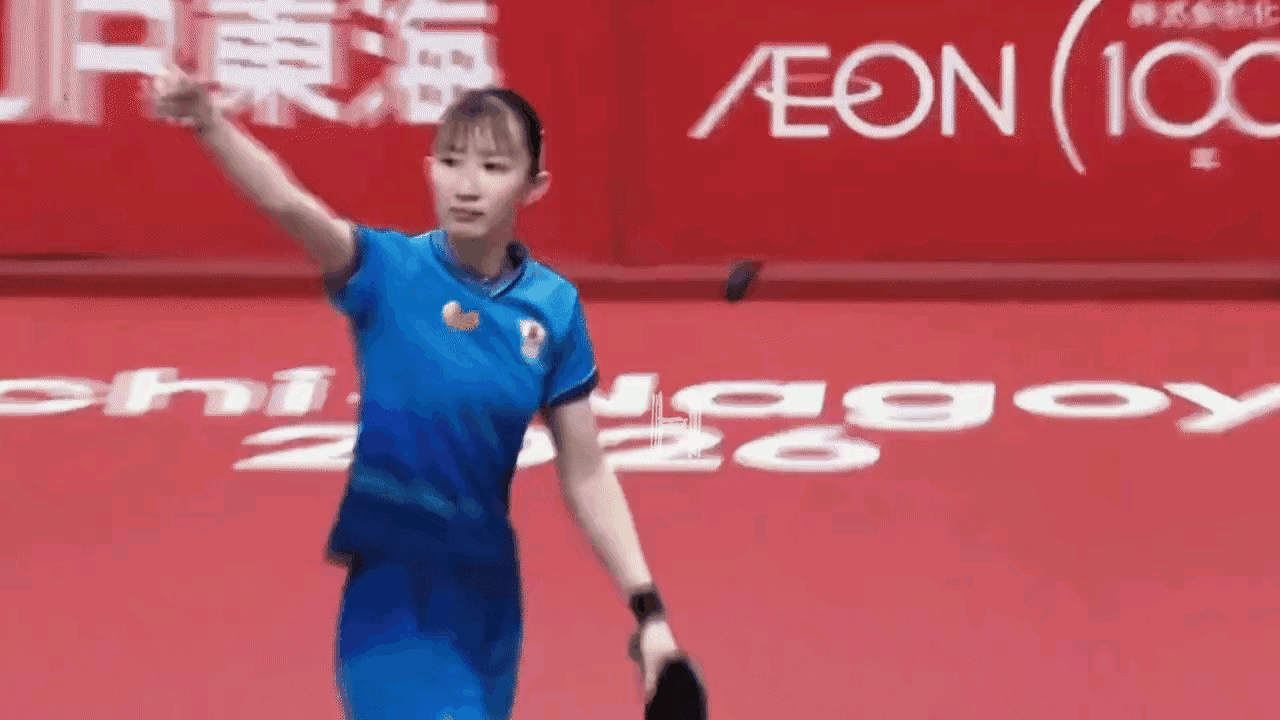 第二局早田希娜4：0领先莎莎时，打了一个非常漂亮的球，她为自己竖起了大拇指。令早