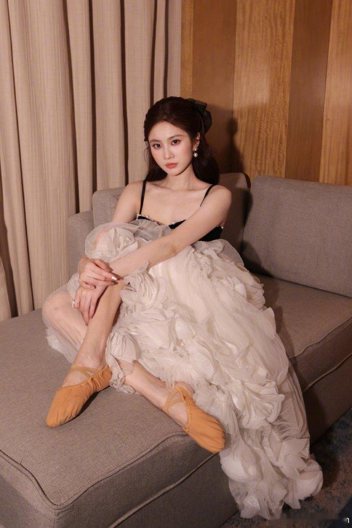 张慧雯同学说她平常不怎么爱说话 张慧雯私下安安静静，舞台上却自信大方，反差感真的