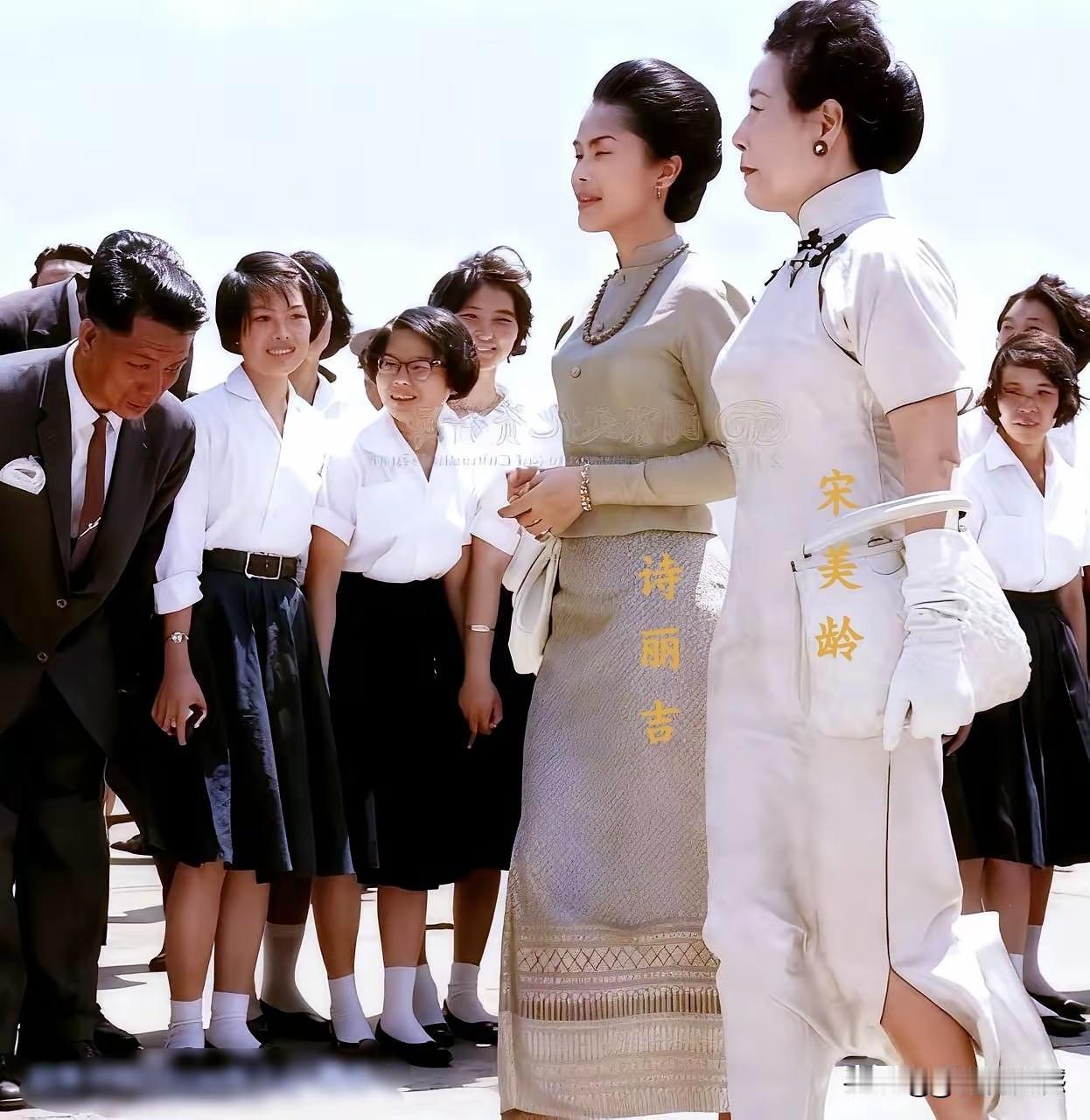 宋老太太这张照片是个侧身照，展现出来的形象和以前正面状的形象是完全不一样的，看她