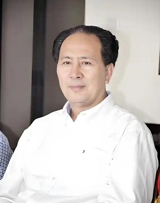 1994年秋天，河南平顶山法院行政庭长许国寅在北京出差，坐上出租车刚报完地址，司