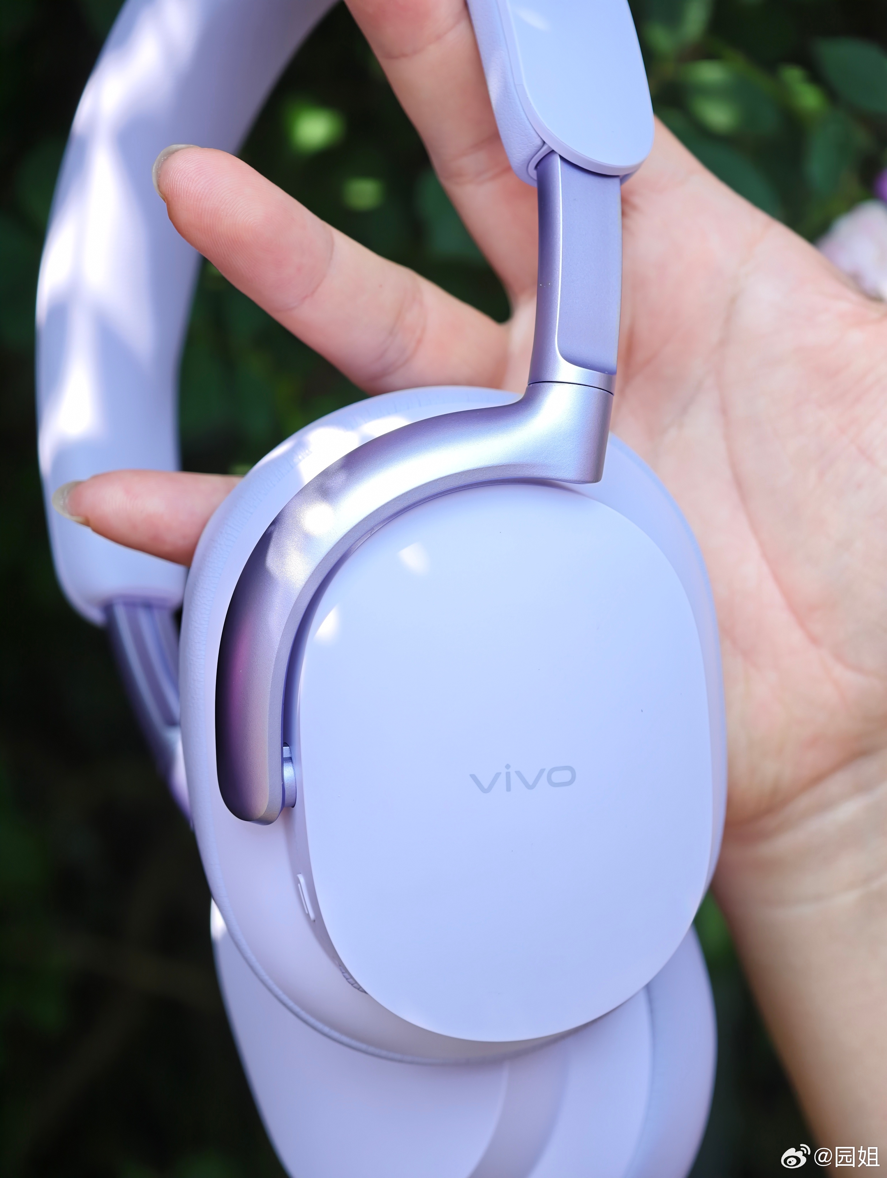 vivo头戴降噪耳机，现在做头戴耳机的越来越少了，vivo给大家带来了一款，简约
