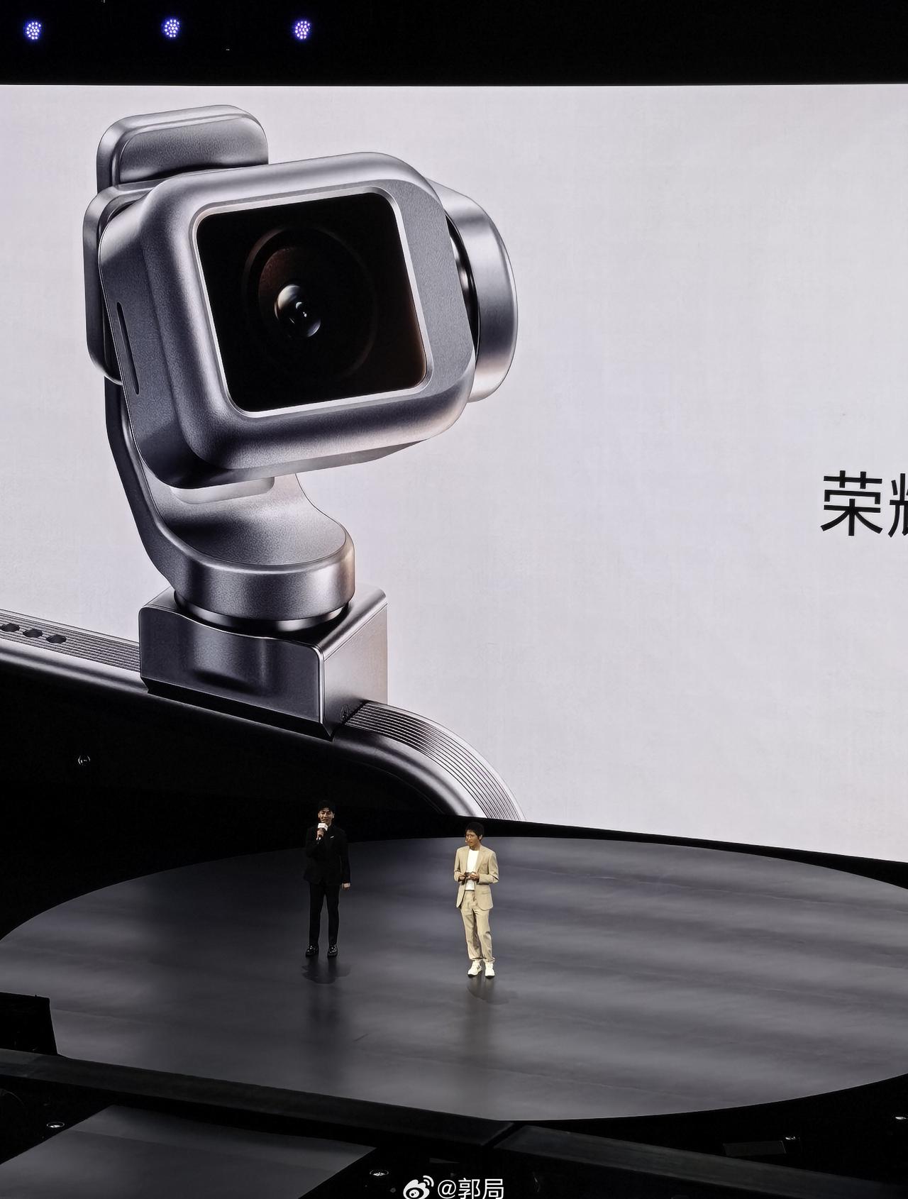 上次见到韩寒还是在奥迪的发布会上，今天在荣耀发布会上，估计有新作在拍摄中，晒得有