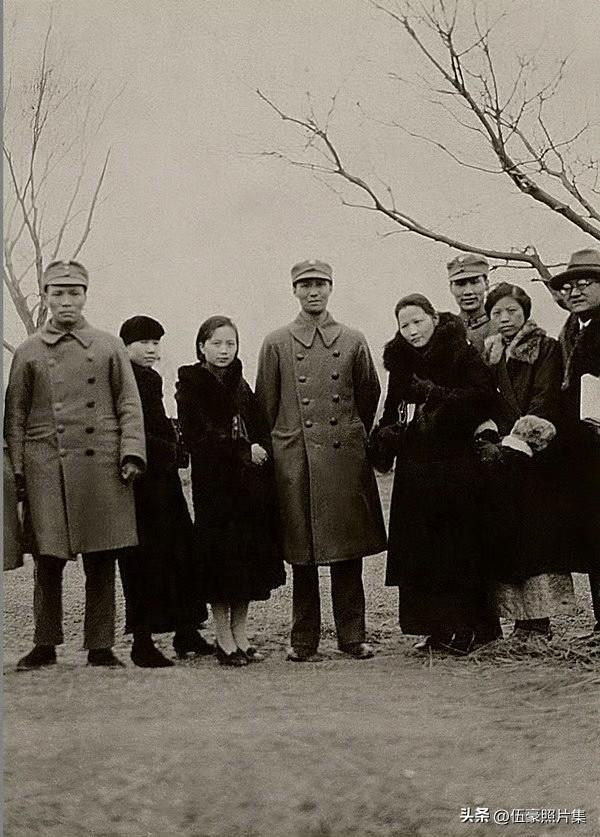 1932年2月12日，宋庆龄在吴淞前线慰问时与第十九路军的区寿年师长（中）、翁照