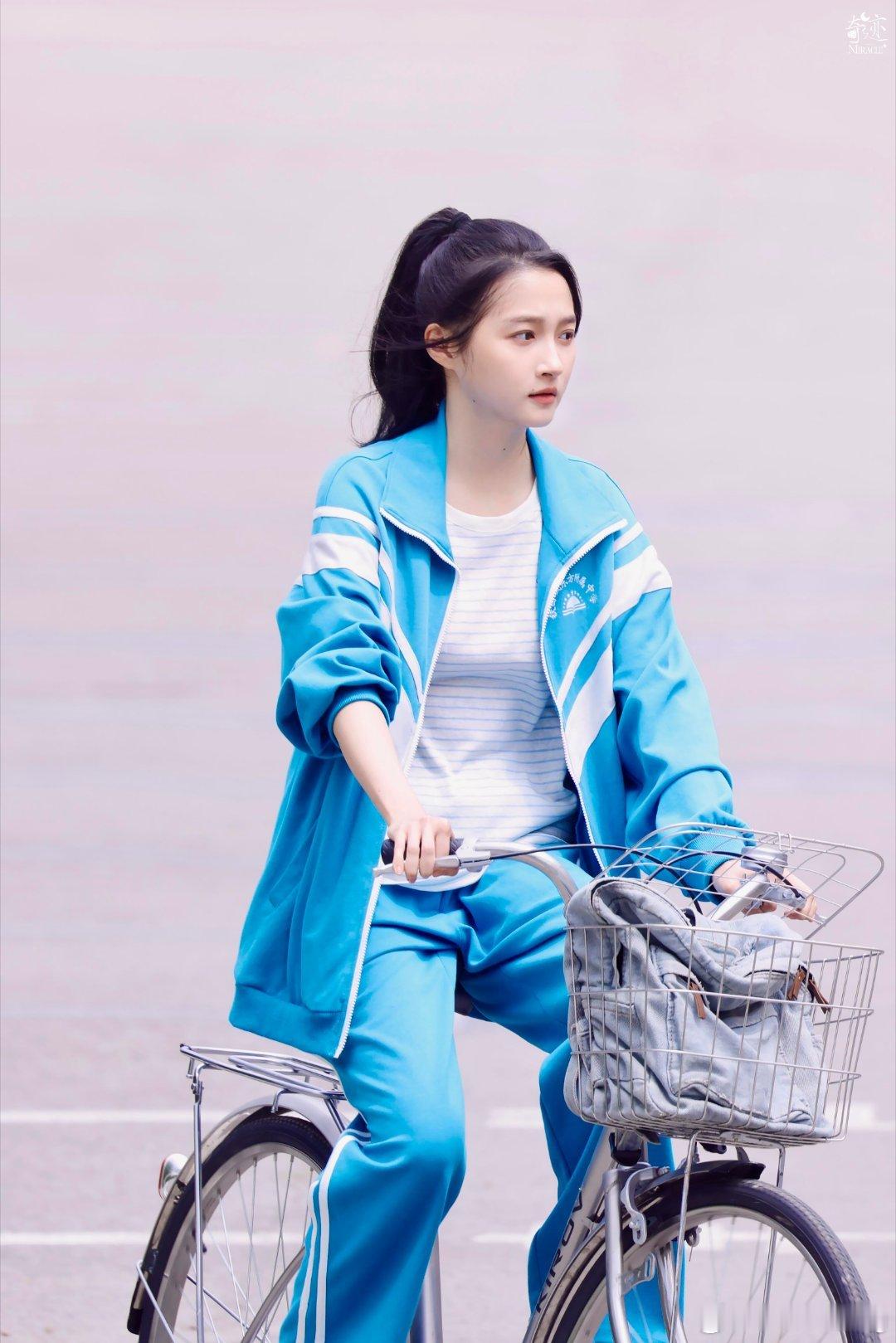 李昀锐关晓彤新剧5月10日开机不传谣不信谣，一起来期待关晓彤新剧《烟花少年》吧，