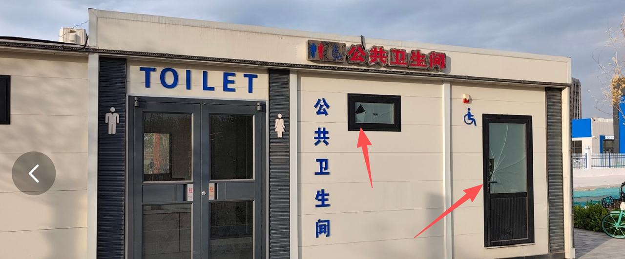 网友投稿，保定复兴路接近高架路的北侧有一片运动场地，有篮球，足球，羽毛球，乒乓球