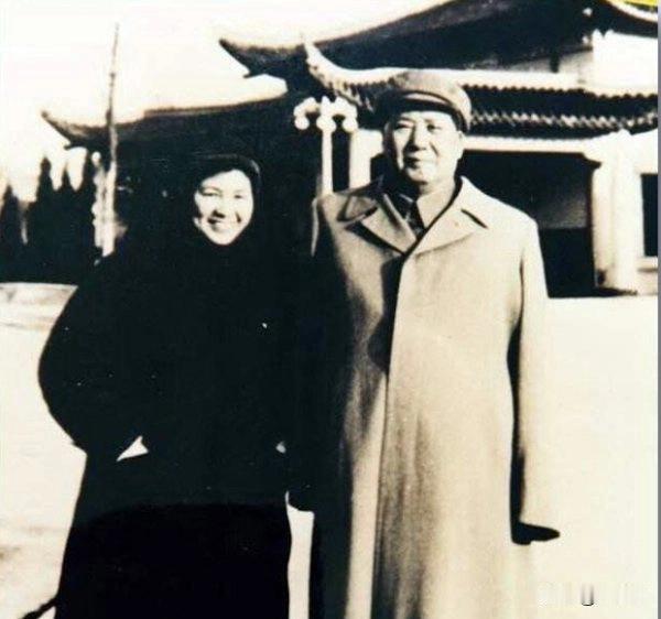 毛主席为什么不坐飞机？普遍说法是因为毛主席曾在飞机上经历了一次险情，但后来他的机