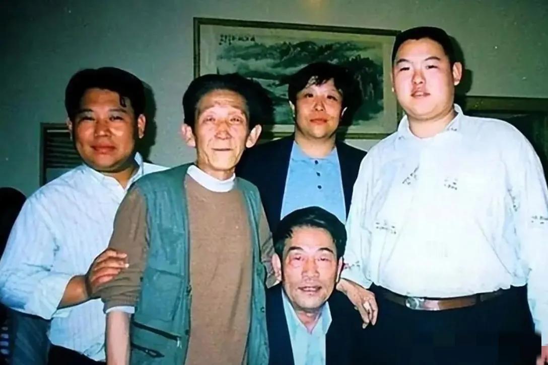 五位相声评书演员同框，我只认出了坐在前排的杨少华老师，身着绿色坎肩的金文声老师，