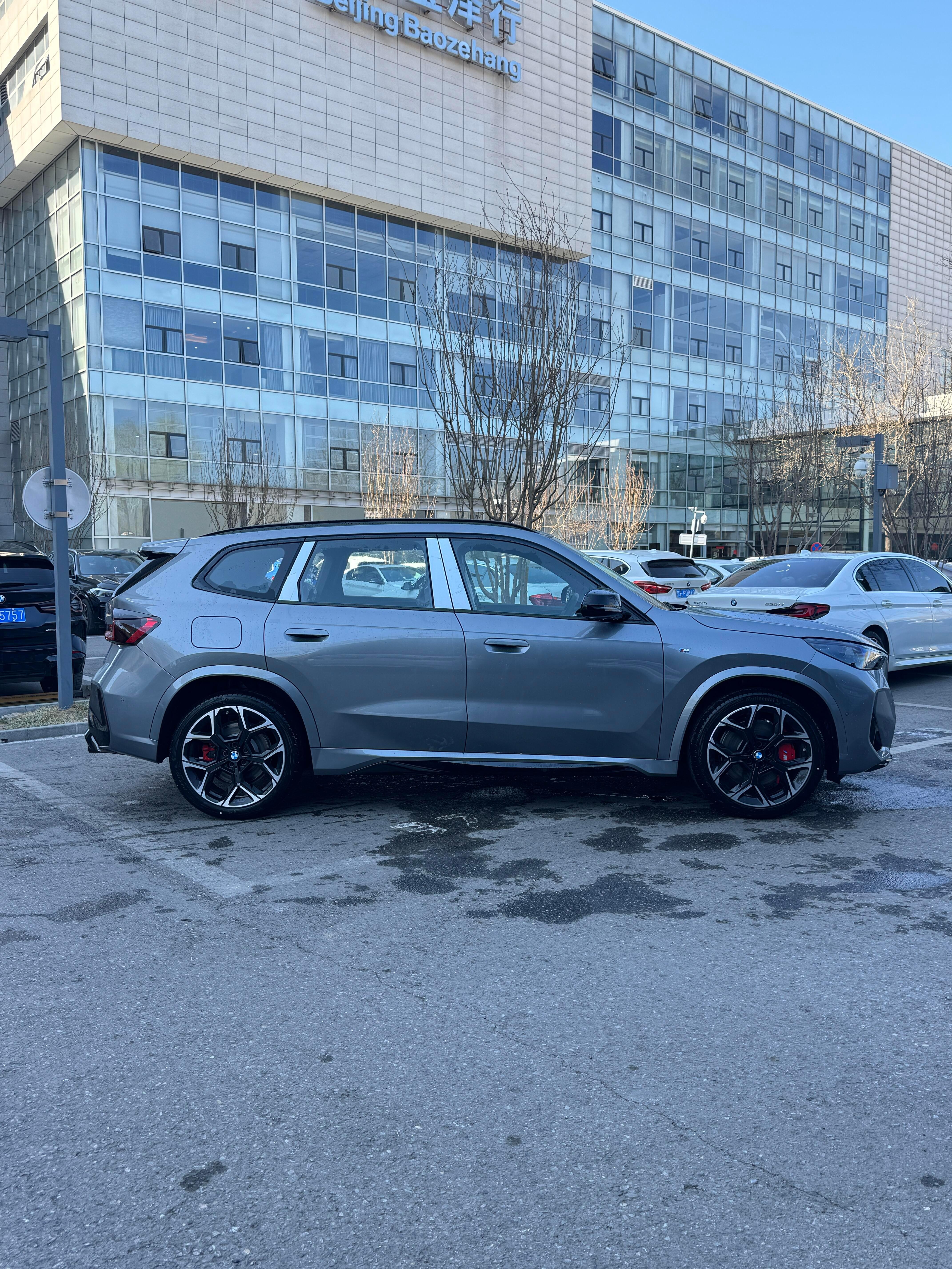 26款 最新生产日期的 宝马X1M35Li摩天灰外观指导价33.8万优惠完全款价