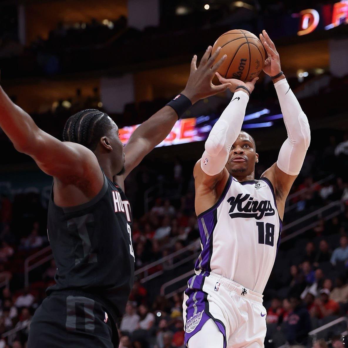 国王宣布：威少右大腿挫伤，缺席今天对独行侠的比赛。 