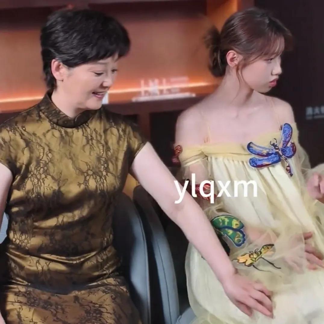 在近日的一场活动中，徐帆与女儿徐朵携手亮相，吸引了无数目光。徐帆身着一袭简洁修身