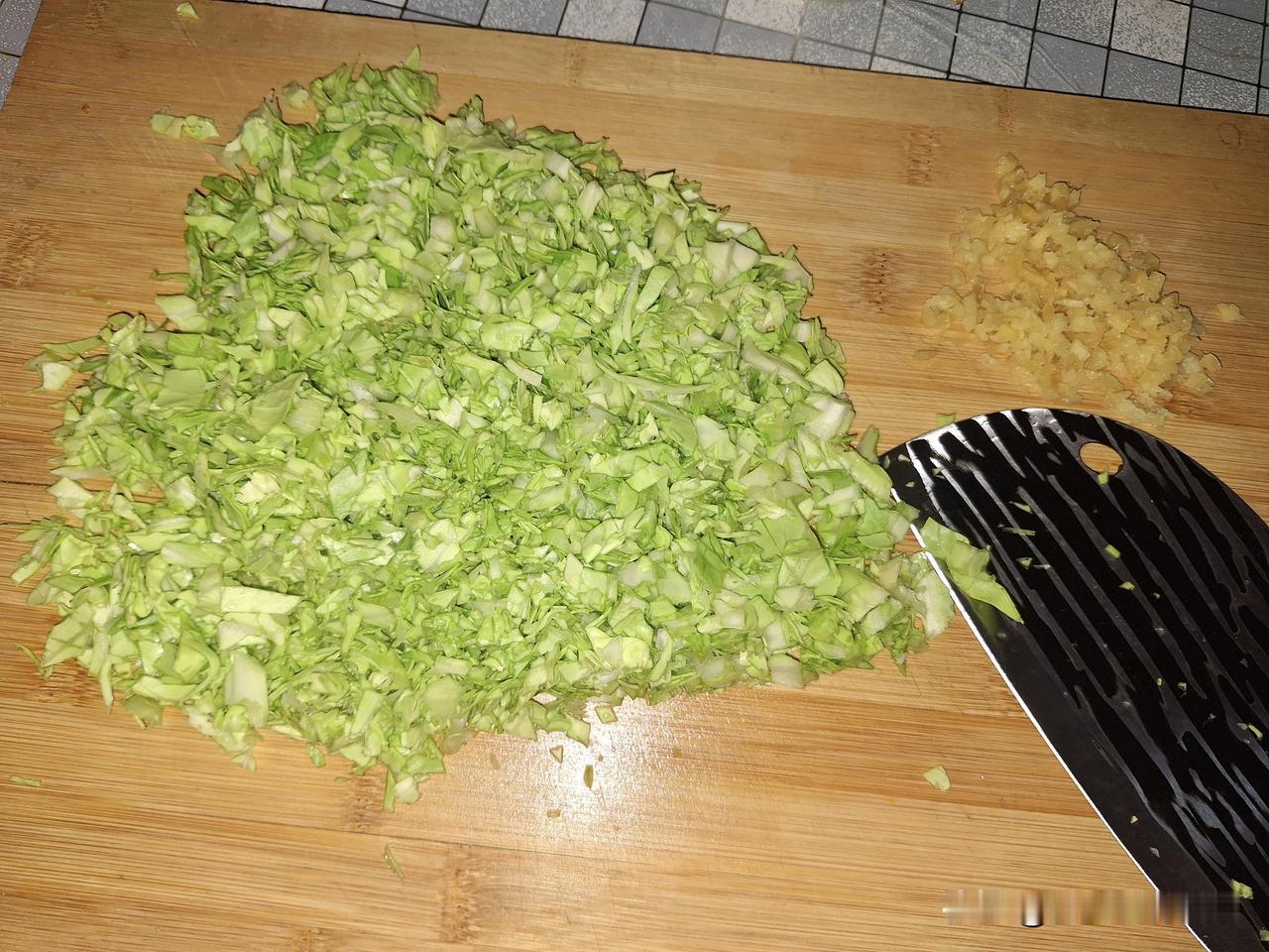 过年肯定要吃饺子的，小时候把元旦叫作“洋历年”，因为是舶来品，后来为了避免崇洋媚