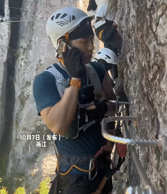 笑不活，浙江，一小伙在爬高空索道时，突然接到老师打来的电话，结果小伙接起电话后，